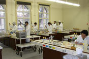 Auf dem Campus finden Grundausbildungsgänge für Wissenschaftler aus Schwellen- und Entwicklungsländern statt.
