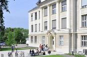 For more than two decades beginning in 1912, Otto Hahn and Lise Meitner did research in the building on Thielallee 63. Today the Hahn-Meitner Building houses parts of the Institute of Chemistry and Biochemistry.