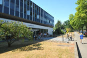 The building of the Institute of Plant Physiology, Königin-Luise-Straße.