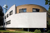 The main building of the Institute of Meteorology is located at Carl-Heinrich-Becker Weg 6–10 in Berlin-Steglitz.