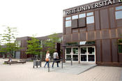 The Peter Szondi Institute of Comparative Literature is located in the "Rost- und Silberlaube," Habelschwerdter Allee 45.