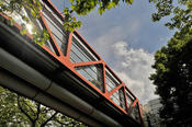 A glass bridge connects the two physics buildings on Arnimallee.