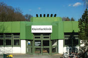 Each year some 20,000 dogs, cats, pets, animals from shelters, and exotic animals are treated in the Small Animal Clinic in Düppel at Oertzenweg 19b, Building 20.