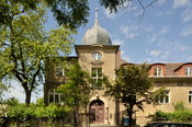 Formerly belonging to the Max Planck Institute, this older building on Boltzmann Strasse 20 is currently being used as an additional facility by the School of Business and Economics.