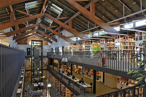 The library building has three floors with approximately 160,000 volumes and 200 current periodicals from all fields of veterinary research and related fields.