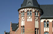 A lovely brick Gothic building welcomes visitors to the Charité Campus Mitte at the Schumannstrasse entrance.