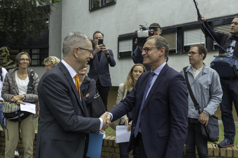 July 16, 2019, 9 a.m. sharp in Steglitz: Michael Müller’s arrival is eagerly awaited. Günter M. Ziegler, president of the university, welcomes the Governing Mayor to Freie Universität.