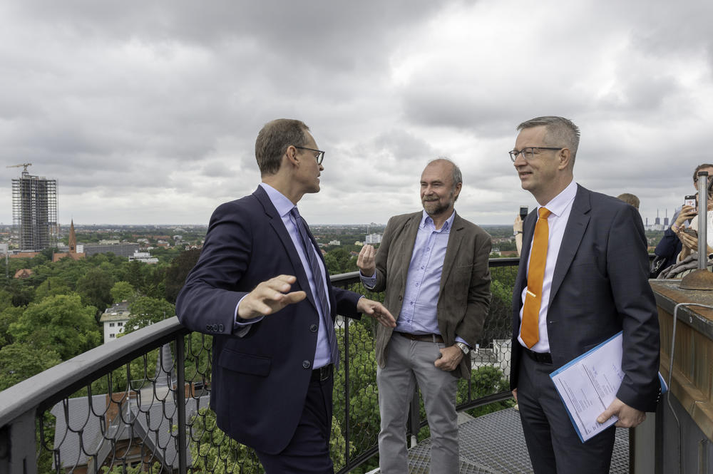 The view from above: Meteorology professor Uwe Ulbrich (center) together with Governing Mayor Michael Müller (left) and President Günter M. Ziegler atop the weather tower at Freie Universität.