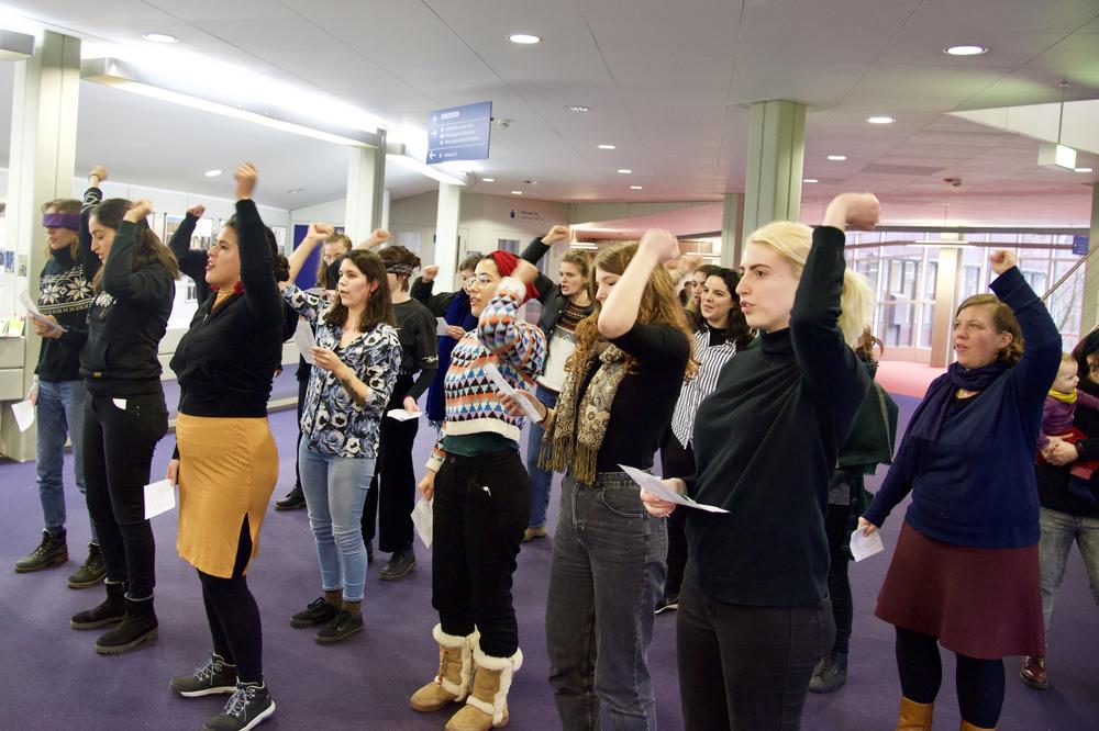 Powerful and rhythmic: On the day of action in February, students at Freie Universität called for everyone to help prevent violence against women.