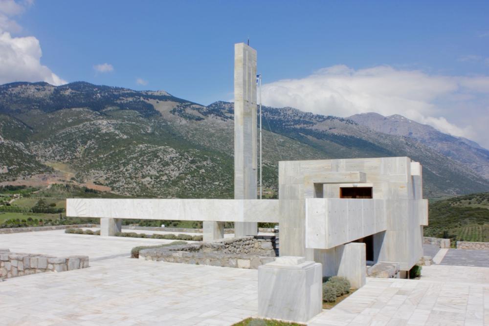 Political education at the historical site: Every year students from the German School in Athens and the Distomo Lyceum visit the memorial in Distomo.