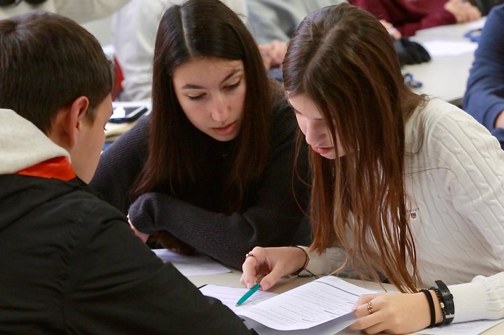 They took part in a workshop at Freie Universität about how to conduct interviews with contemporary witnesses, how film editing works, and how to design a website.