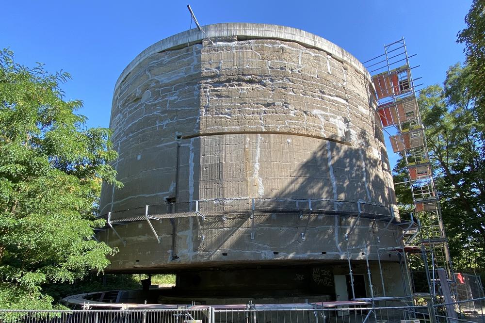 14 meters high, 18 meters deep in the ground, 21 meters in diameter. The heavy load-bearing body has been sinking slowly into the sandy soil for 80 years.