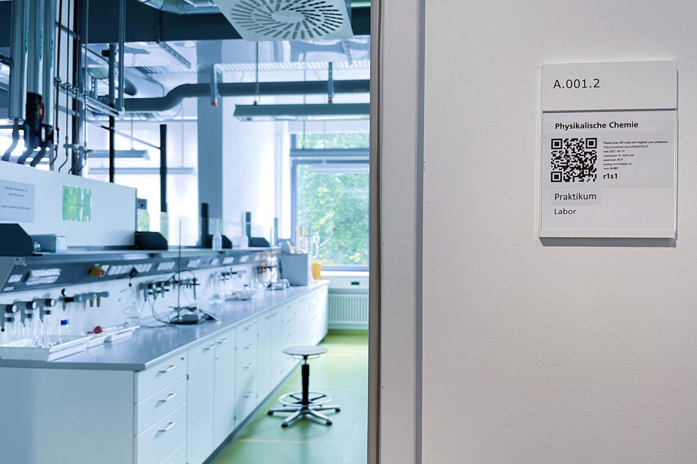 The laboratories belonging to the Department of Biology, Chemistry, Pharmacy have been using Professor Prechelt’s QR codes since April.