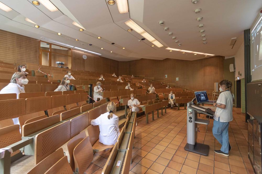 Shift change in the lecture hall: Fabienne Walz (at front right) reports on the incidents during the night shift.