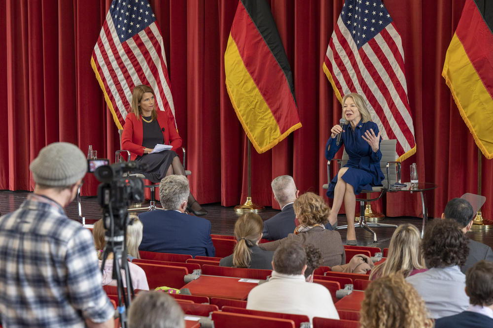 ... questions from the audience. At right: Ambassador Dr. Amy Gutmann; at left: moderator Michaela Küfner from Deutsche Welle.