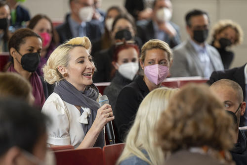 The audience was made up of guests invited by the United States Embassy, mainly from German-American institutions. Some students from the John F. Kennedy Institute were also there.