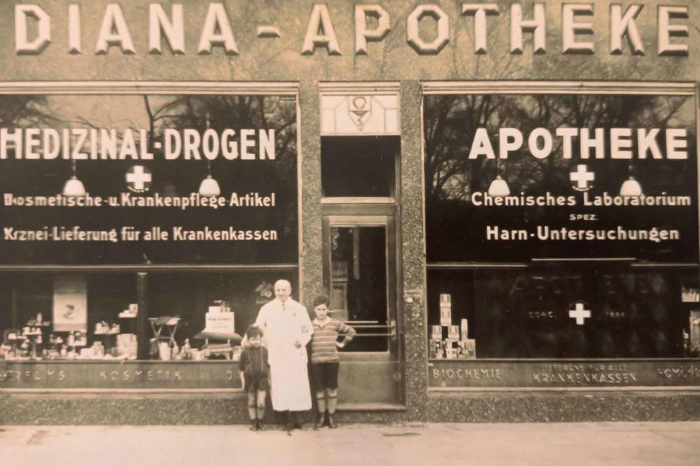 Happy times: Pharmacist Ernst Isidor Levy with his children Werner and Ursula in Berlin-Moabit, 1927.