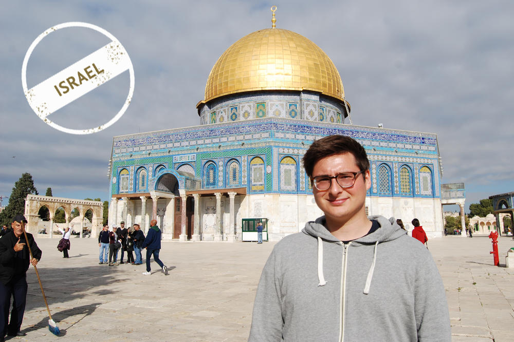 Julian Jestadt in front of the Dome of the Rock. Inside is a rock from which, according to Muslim tradition, Mohammed is said to have ascended to heaven. For the Jews, it is the place where Abraham was willling to sacrifice his son Isaac.