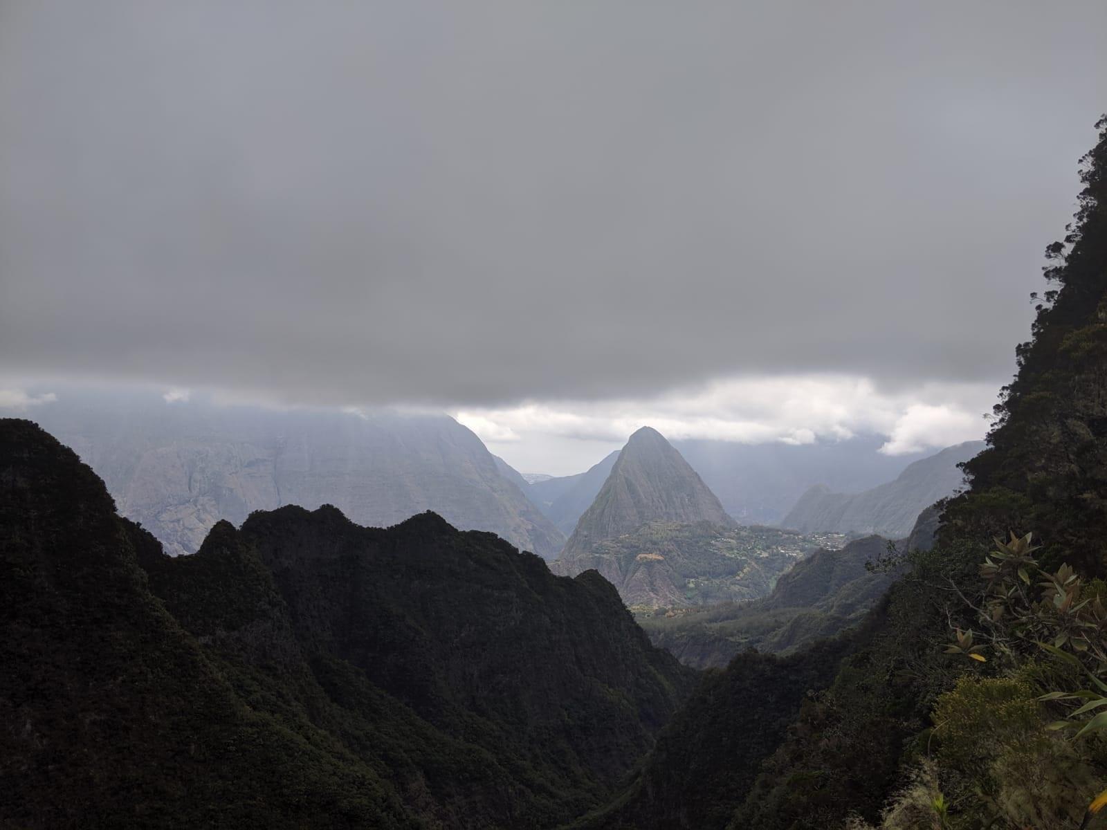 There are no roads in the Cirque de Mafate basin – it can only be reached on foot or by helicopter. The population is also supplied from the air.