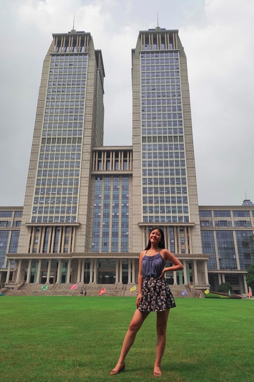 Vivi Feng attends lectures in Guanghua Tower.