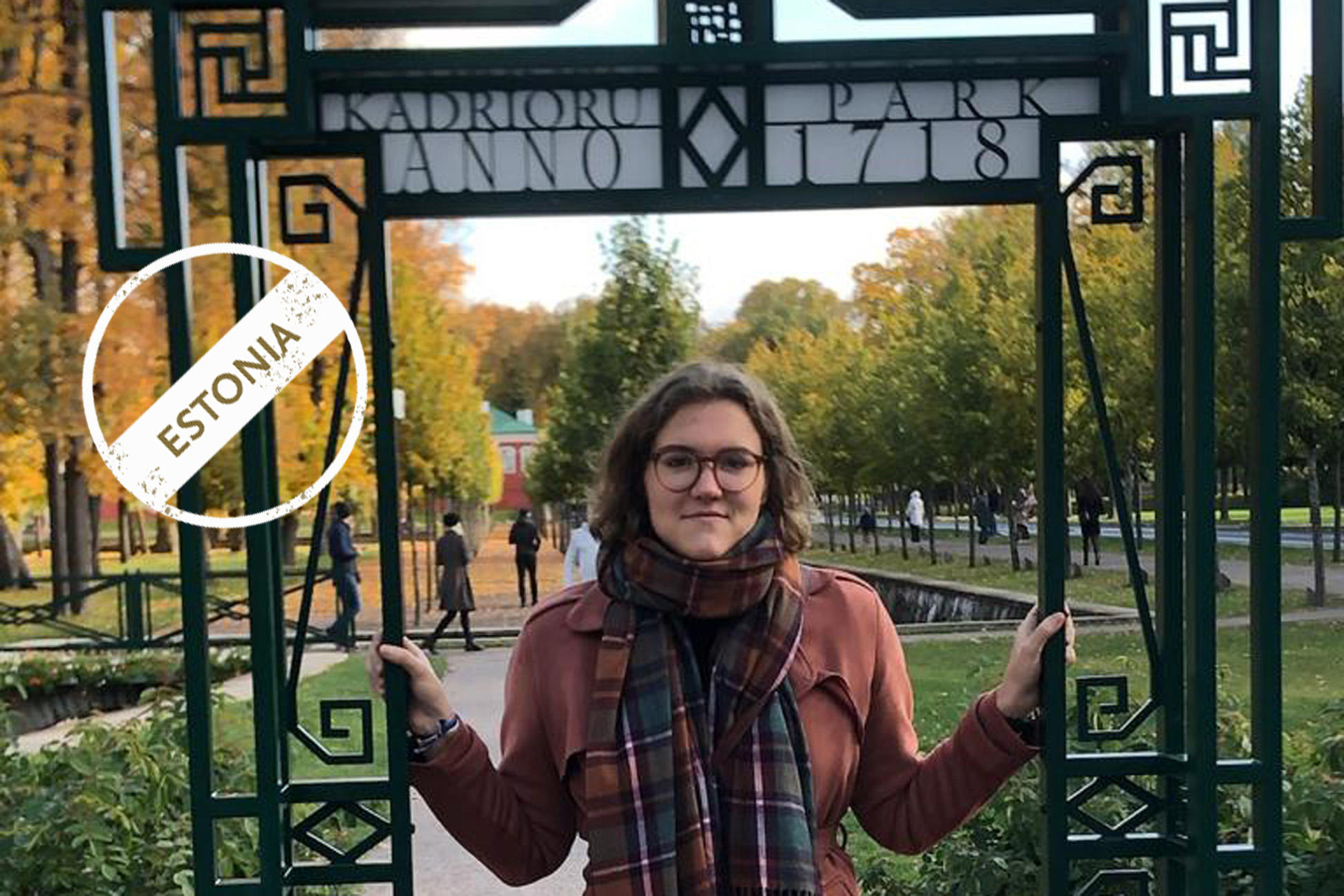 Elena Schulz-Ruhtenberg in the park of the summer residence of Peter the Great, which also houses the official residence of the Estonian President.