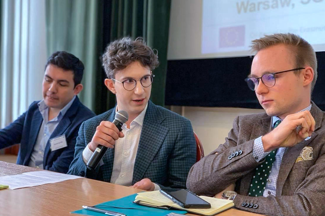 Piotr Larysz (at center) in conversation with a conference participant.