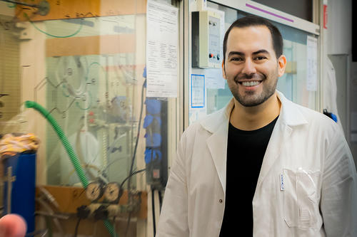 Armin Ariamajd says his mother was his greatest supporter and “a great source of inspiration.” Armin is picutred here in Prof. Matthew Hopkinson’s laboratory at Freie Universität.