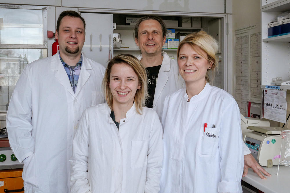 The ChemSnep team is ready to work on finding solutions. Christian Gleisberg (back left) and Jens Baumgardt (back right) alongside Master’s students Sarah Bleile (front left) and Miriam Müller (front right).
