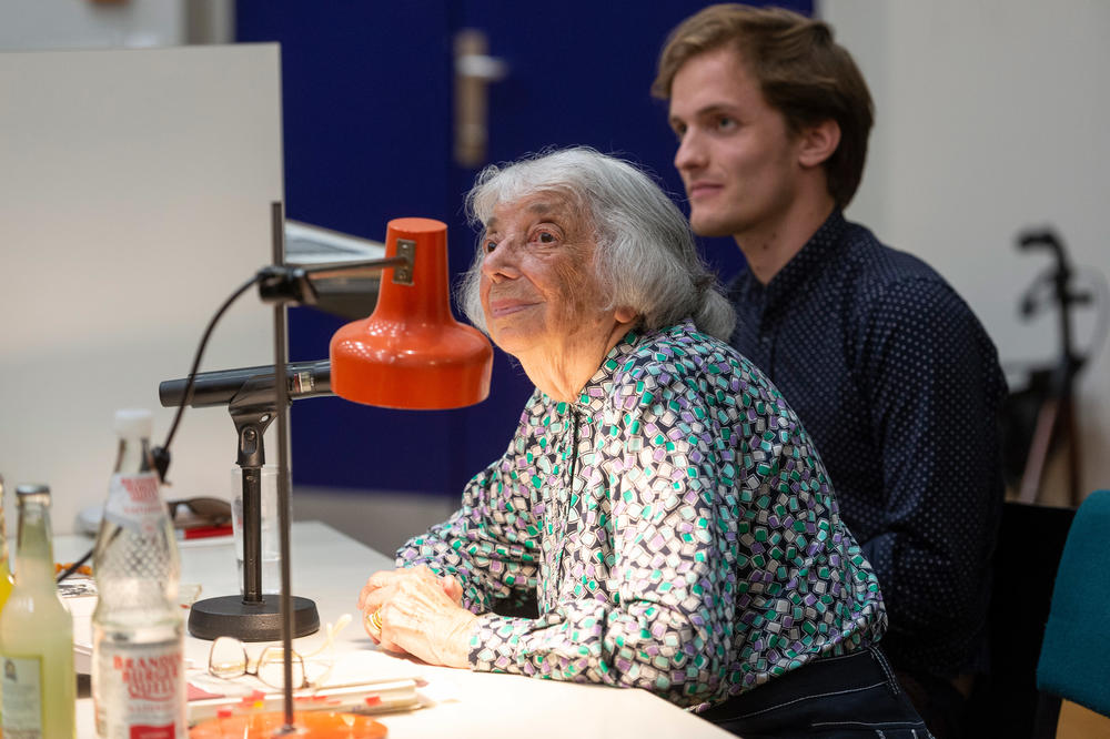 Don't forget: Margot Friedlander accepted an invitation from history student Vincent Bruckmann (at right) to speak at Freie Universität.