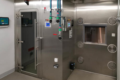 In the bio-aerosol chamber, scientists can study the infectivity and persistence of various corona viruses in the air.