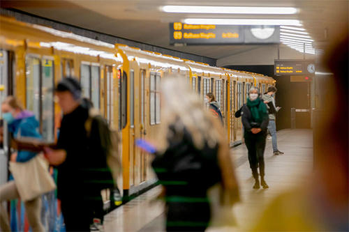 Researchers at Freie Universität are investigating the risk of infection with SARS-CoV-2 from virus-contaminated air. The virus lasts longer in closed rooms than in the open air.