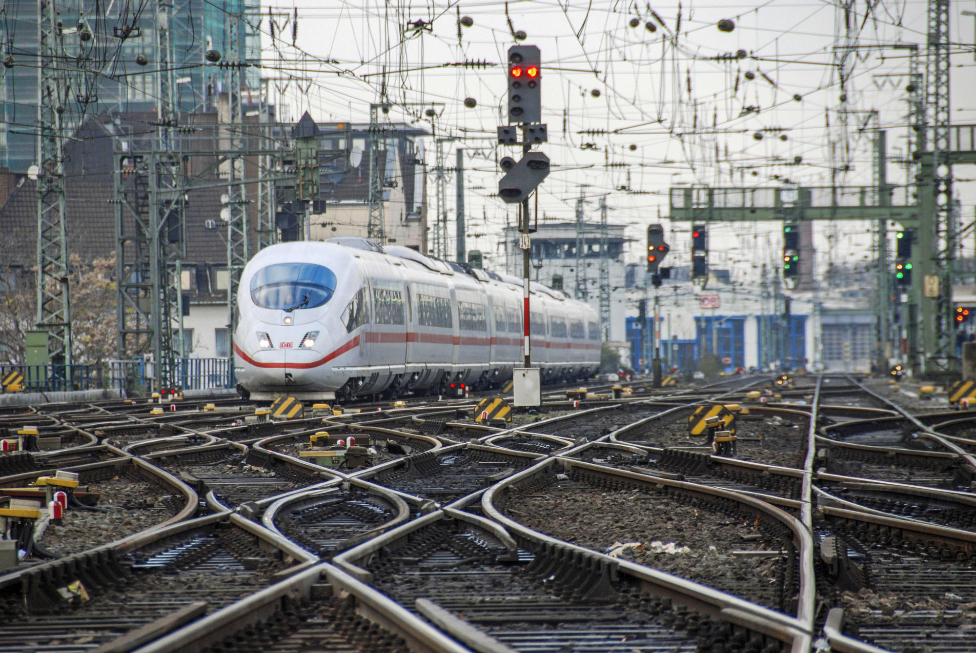 On track for the future. Deutsche Bahn AG plans to use quantum-assisted algorithms to optimize train schedules.