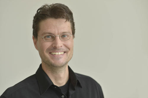 Neurogeneticist Robin Hiesinger is using fruit flies to study how the brain is wired up.