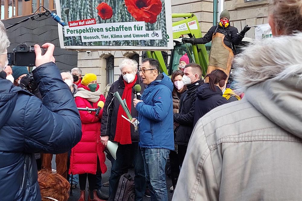 The Wir haben es satt! [“We are fed up!”] demonstrations have been taking place since 2011. Cem Özdemir (with leek and microphone) is the first German Federal Minister of Agriculture to speak with the protesters.