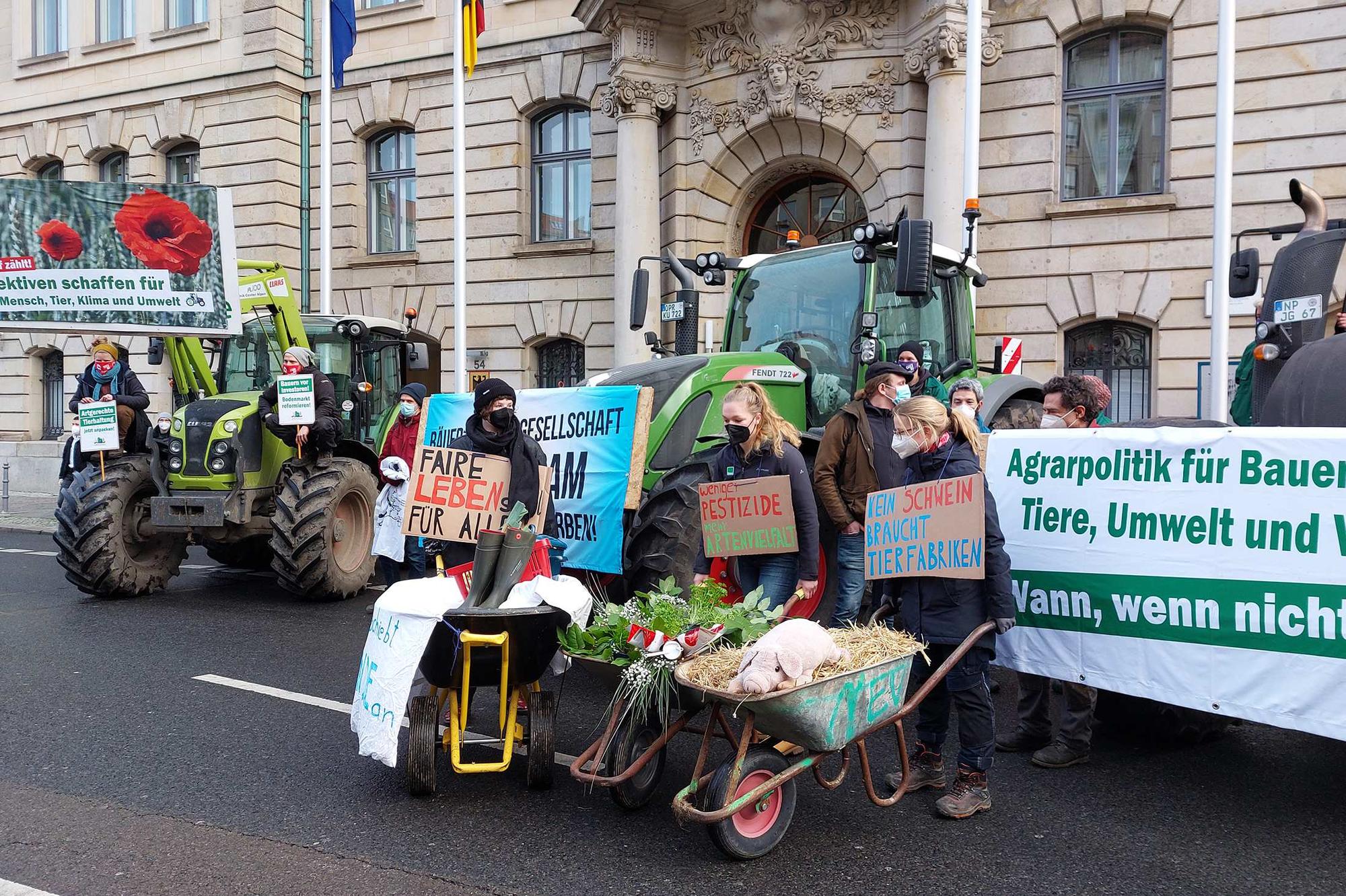 Demonstrators are demanding a reversal in agricultural and food policy from the government.