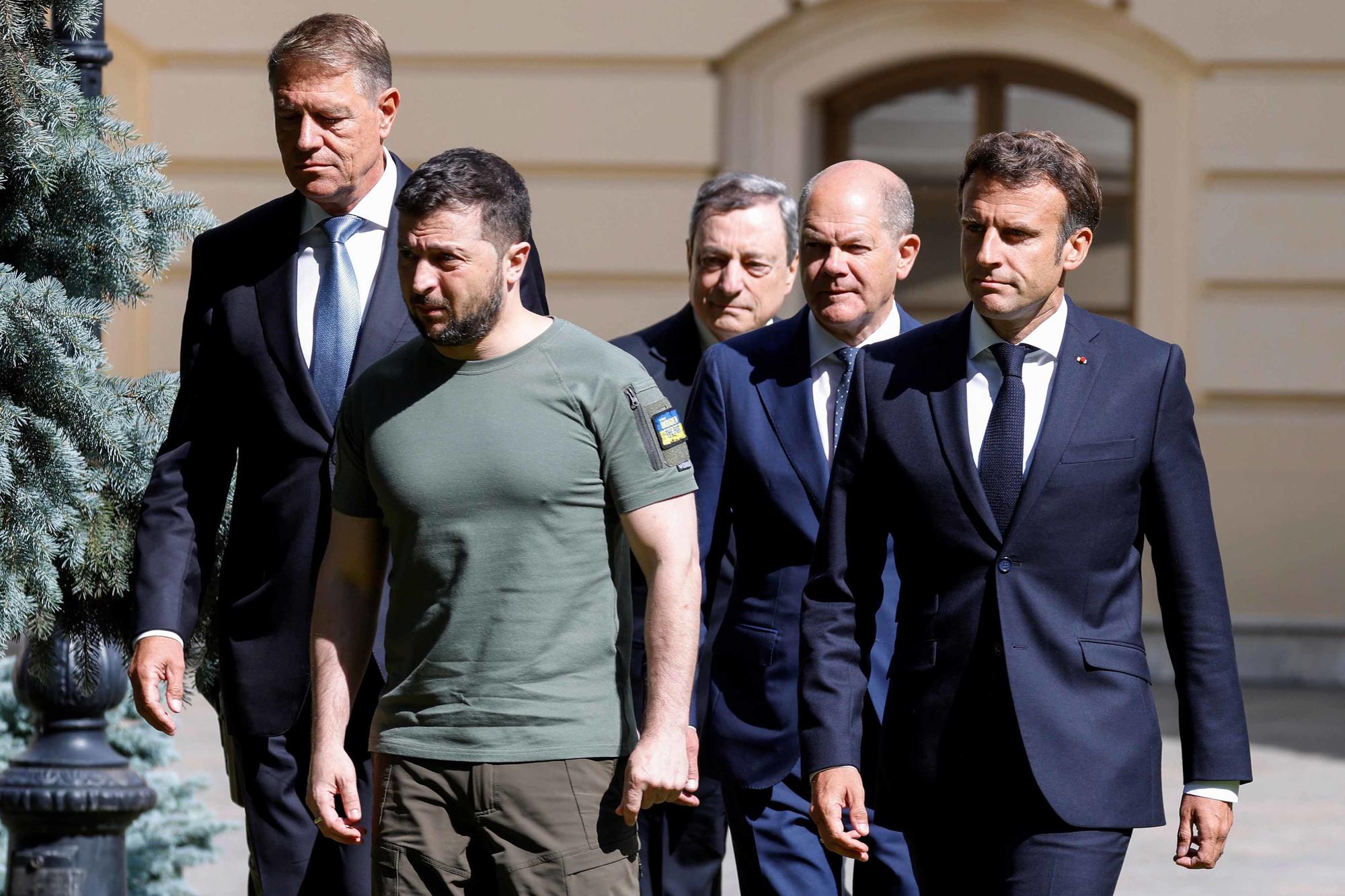 French President Emmanuel Macron (right), Romania’s President Klaus Johannis (left), Italy’s Prime Minister Mario Draghi (middle), German Chancellor Olaf Scholz (2nd from right) with Ukrainian President Volodymyr Zelensky on June 16, 2022, in Kyiv.