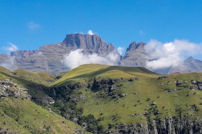 The approximately 3,500-meter-high portion of the Great Escarpment known as Drakensberg is primarily made up of layers of basalt rock. The research team there is studying fossil remains of fish and snails, bringing new insights into the last ice age.