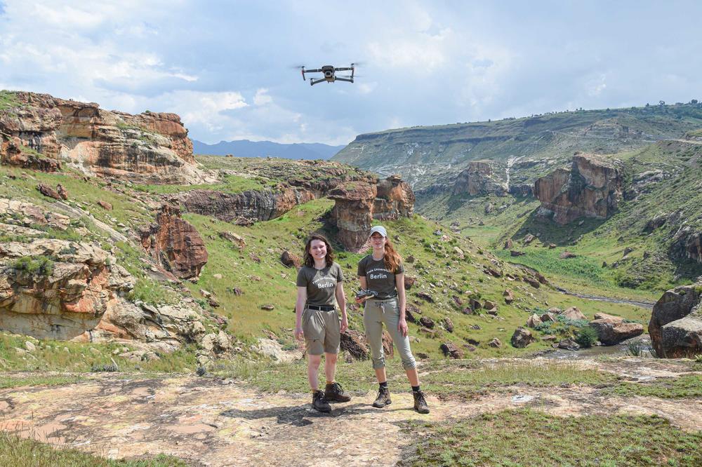 The drone keeps everything in sight. Master’s student Jana Frenzel (left) and doctoral candidate Venise Gummersbach are part of the research team with paleontologist Frank Riedel and geographer Kai Hartmann.