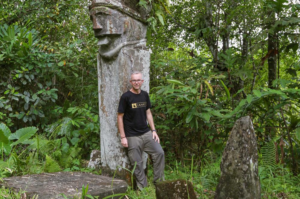 Megaliths are still an important aspect of life in some regions of Indonesia. Dominik Bonatz, pictured here on the island of Nias, is conducting research on these stones as part of a new research project.