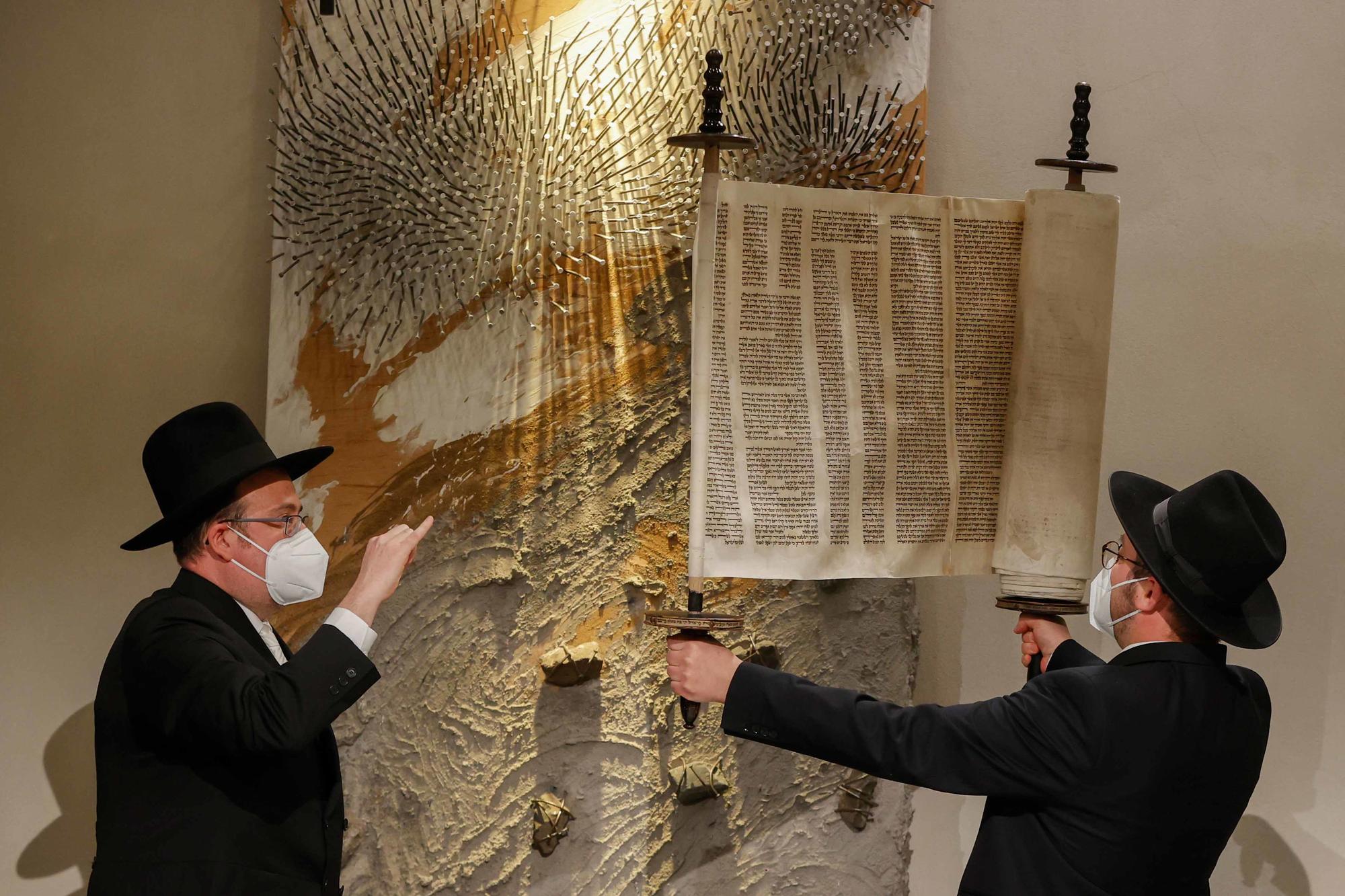 Rabbi Shaul Nekrich (right) is holding the historical Sulzbach Torah scroll from 1792 on the occasion of the 76th anniversary of the liberation of the German death camp Auschwitz on International Holocaust Remembrance Day. At left: Rabbi Elias Dray.