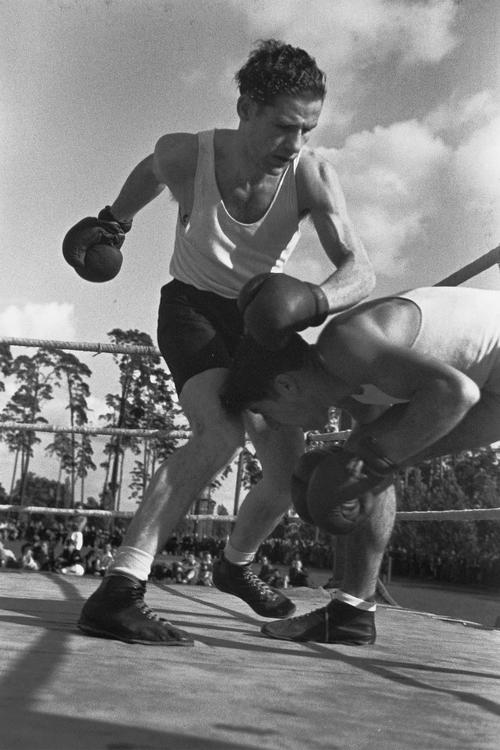 Samuel Najman (left) during a boxing match at the International Football and Handball Lightning Tournament of the Jewish Sports Club of Berlin (JSK) in August 1936.