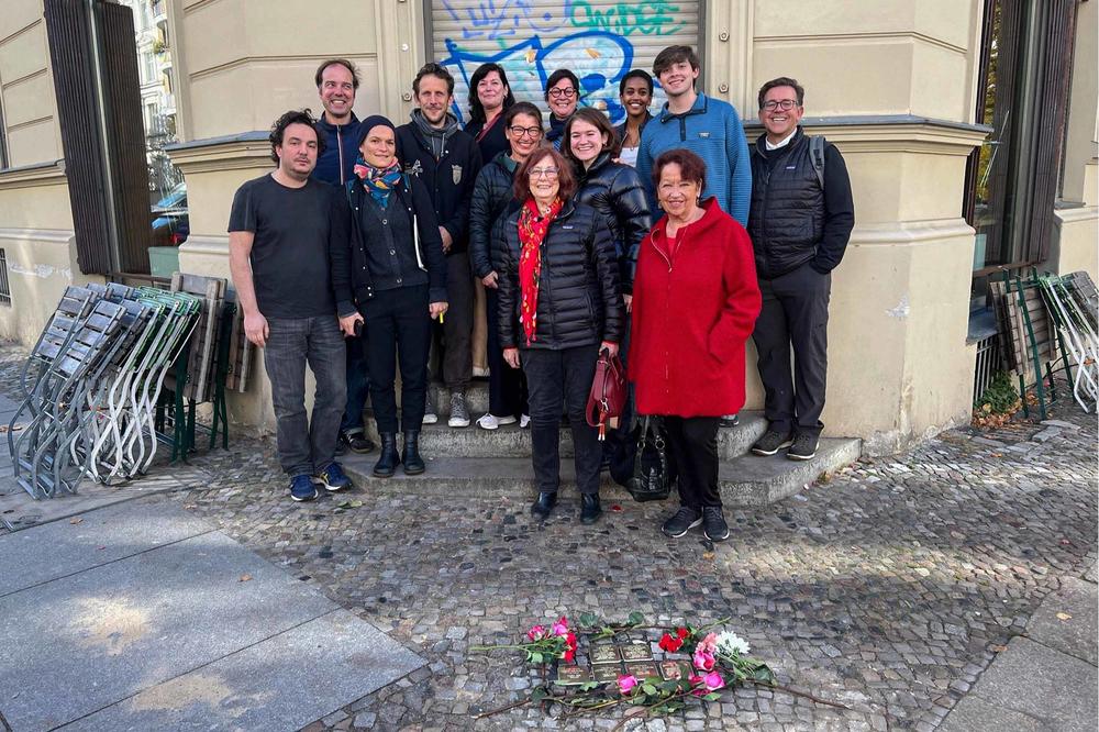 Descendants of the Najman family with Hanno Hochmuth (second row, left) on October 11, 2022 at the laying of the “Stolpersteine” (stumbling stones) at Choriner Strasse 12.