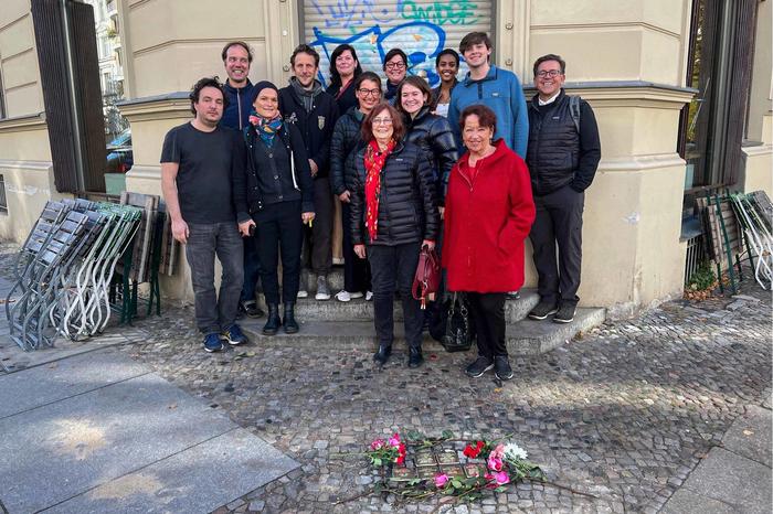 Descendants of the Najman family with Hanno Hochmuth (second row, left) on October 11, 2022 at the laying of the “Stolpersteine” (stumbling stones) at Choriner Strasse 12.