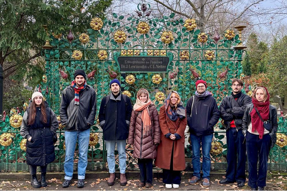Students of the master’s degree program in Public History in front of a grave at the Jewish Cemetery in Berlin-Weissensee, November 2024.