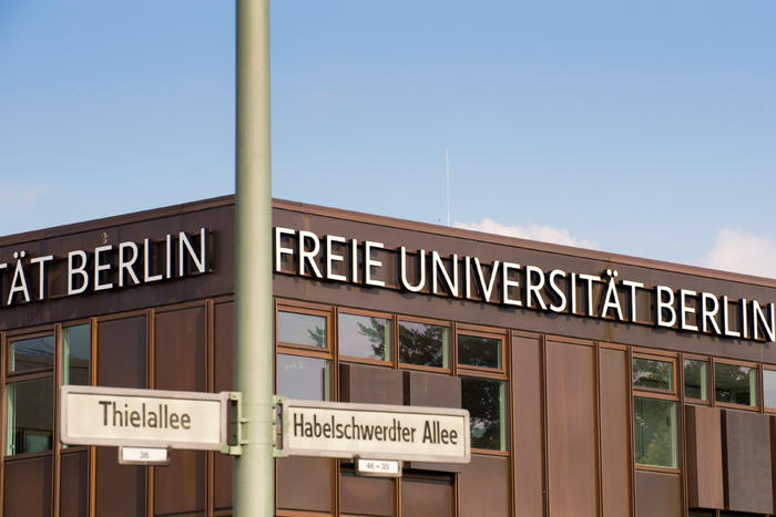 Die Auszubildenden an der Freien Universität werden im dualen System ausgebildet. Sie wechseln zwischen Ausbildungsbetrieb und Berufsschule.