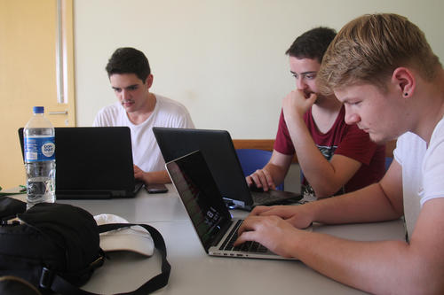 The apprentices at work. Together with his two colleagues, Marlon Bachmann (right) is setting up the server and a Wi-Fi network.