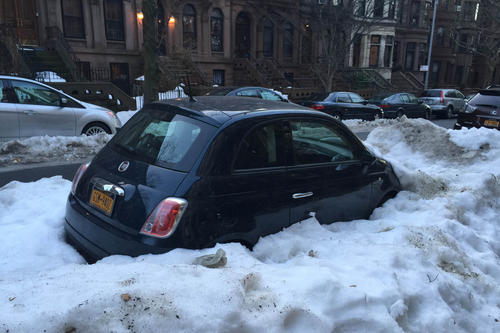 In January the snow in New York was still so high that the cars parked outside were half buried.