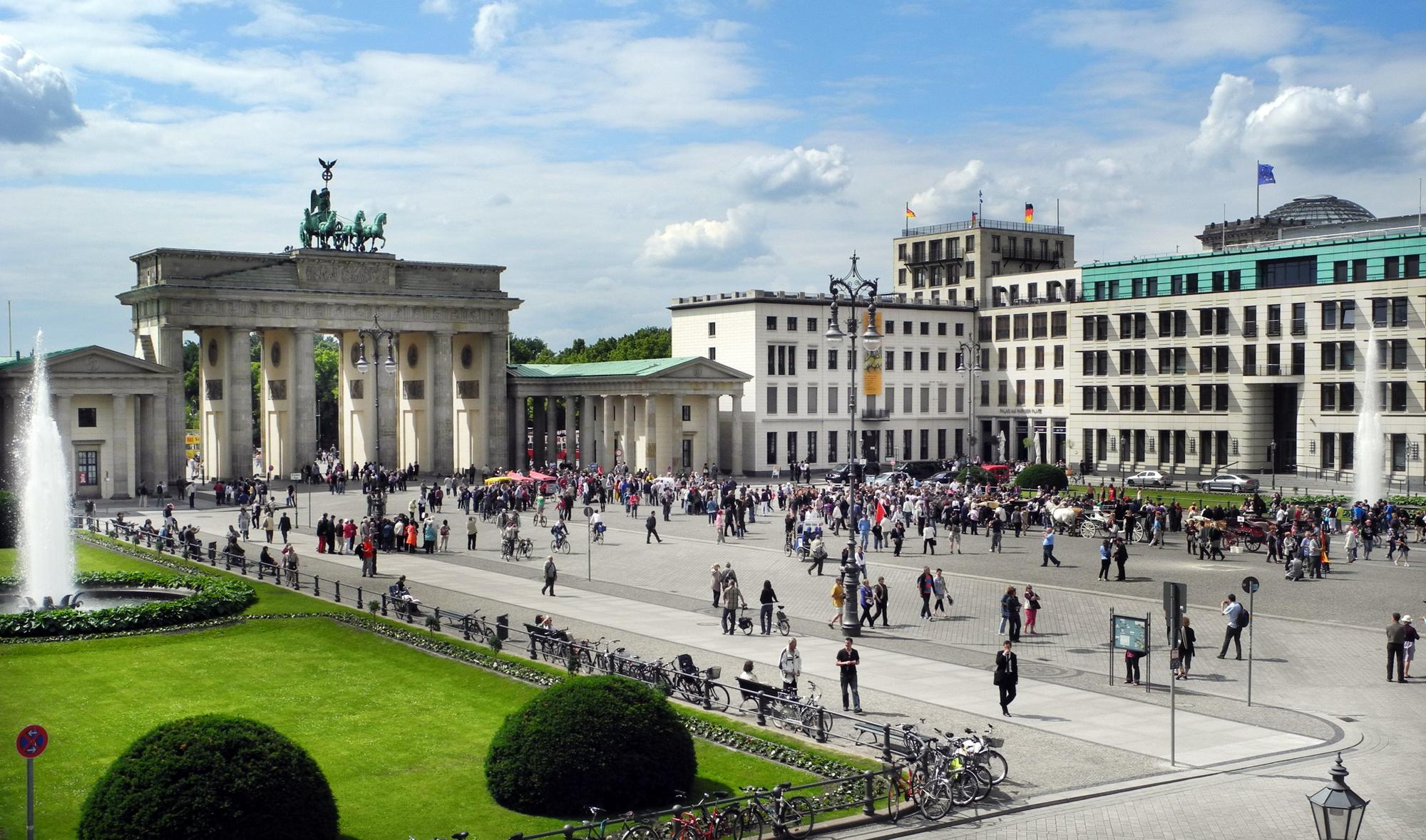 Bis 1989 stand es im Mauerstreifen - inzwischen ist es lebendiger Mittelpunkt der Stadt: das Brandenburger Tor.