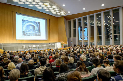 More than 1,300 people attended the anniversary celebration. On the screen behind the stage: a photo of the official founding ceremony of Freie Universität in December 1948. 