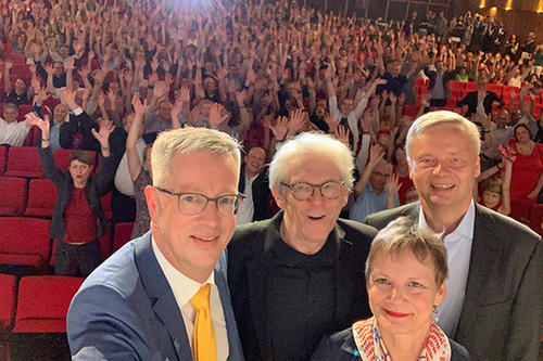 Joy after the good news: Sabine Kunst, President of Humboldt-Universität, Günter M. Ziegler, President Freie Universität (l.), Karl Max Einhäupl, CEO Charité (m.) and Christian Thomsen, President of Technische Universität (r.).